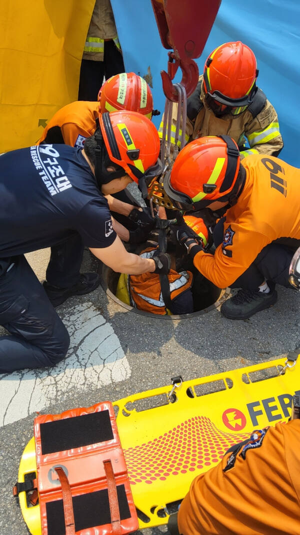 화성시 기산동 도로 맨홀작업자 추락사 현장. 화성소방서 제공