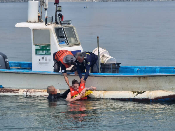 전날 화성시 궁평항 인근에서 열린 제30회 바다의날 합동 훈련에 참석한 해난구조대가 익수자 인명구조 훈련을 실시하고 있다. 평택해양경찰서 제공