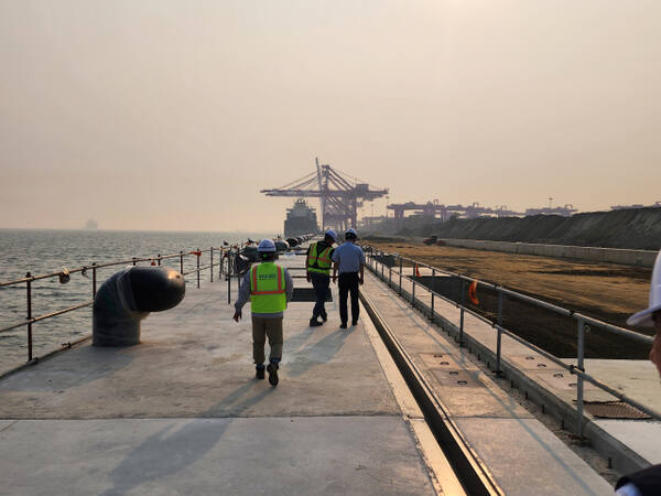 28일 인천항만공사 관계자들이 인천신항 1-2단계 하부 축조공사 현장을 둘러보고 있다. 뒷편으로 이미 운영 중인 인천신항 1-1단계 선광컨테이너터미널이 보인다. 이병기기자