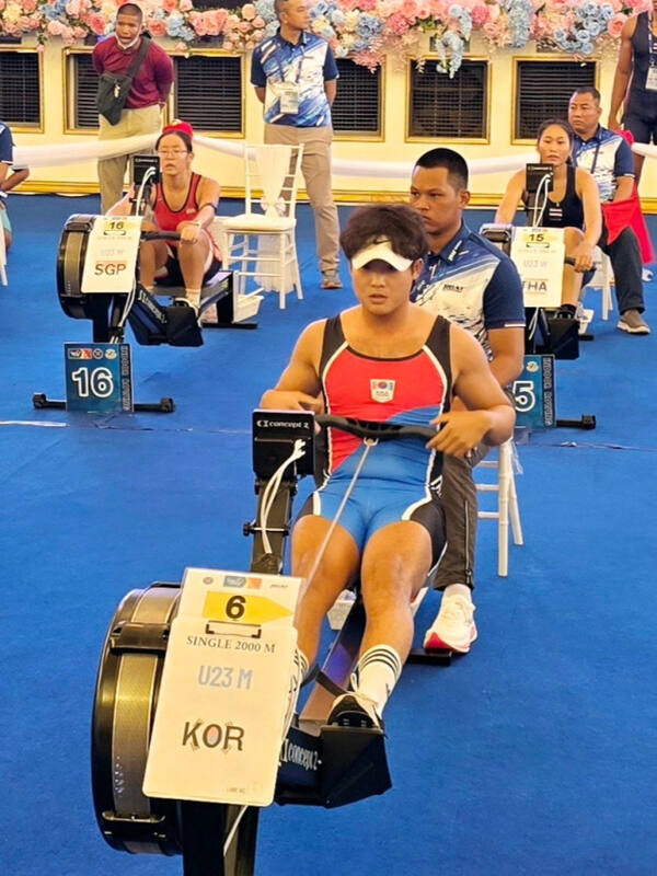 28일 태국 파타야에서 열린 2025 아시아실내조정선수권대회 남자 U-23 싱글 2천m에서 우승한 어정수(용인시청)가 힘차게 로잉 에르고메타를 타고 있다.용인시청 제공