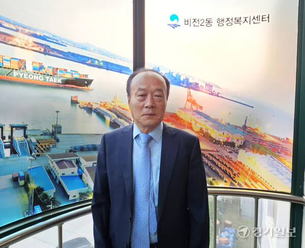 29일 오전 평택 비전2동행정복지센터 사전투표소에서 권남원씨가 양복을 차려입고 투표를 위해 대기하고 있다. 송상호기자
