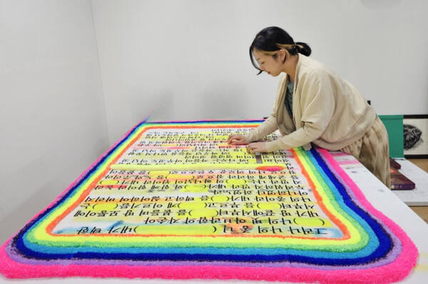린다 킴이 첫 개인전 출품 작품을 살펴보고 있다. 린다 킴 제공