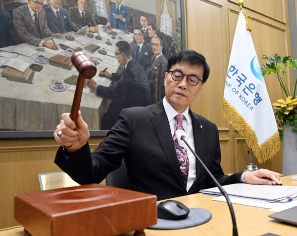 이창용 한국은행 총재가 29일 서울 중구 한국은행에서 열린 금융통화위원회에서 의사봉을 두드리고 있다. 연합뉴스