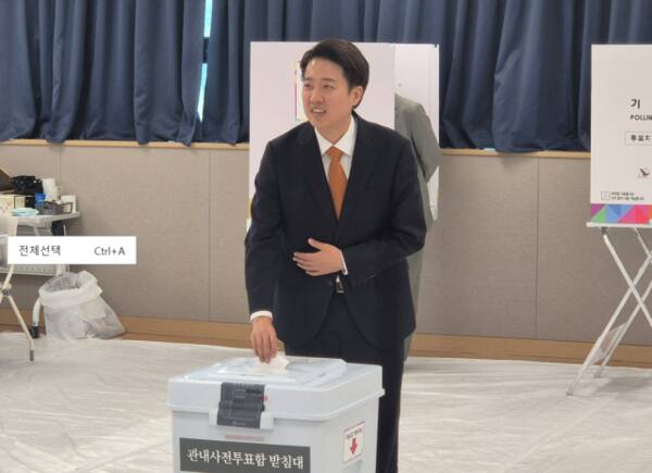 29일 개혁신당 이준석 대선 후보가 화성 동탄9동 행정복지센터에 마련된 투표소를 찾아 사전투표를 하고 있다. 김한울기자