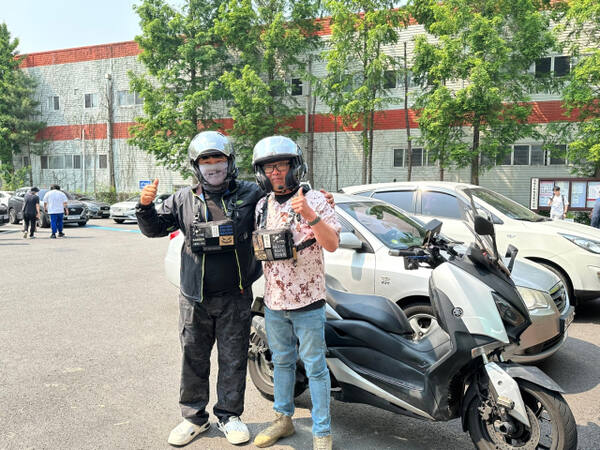 29일 오전 시흥시 정왕동 정왕4동 행정복지센터 사전투표소 앞에서 배달 라이더 주대천씨(오른쪽)가 동료 배달 라이더와 함께 투표를 마친 뒤 기념촬영을 하고 있다. 오종민기자