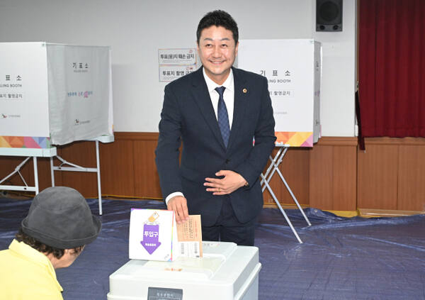 김진경 경기도의회 의장이 29일 오후 경기도 수원시 팔달구 우만2동 사전투표소에서 투표를 하고 있다.조주현기자