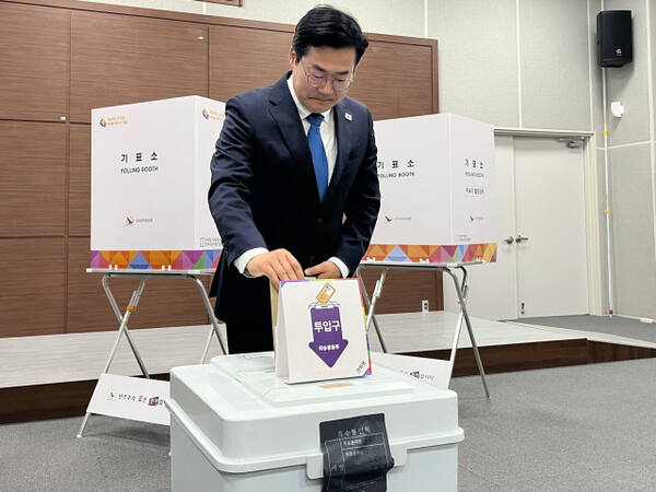 박찬대 상임총괄선거대책위원장이 29일 용현2동 행정복지센터에서 사전 투표를 하고 있다. 김샛별기자