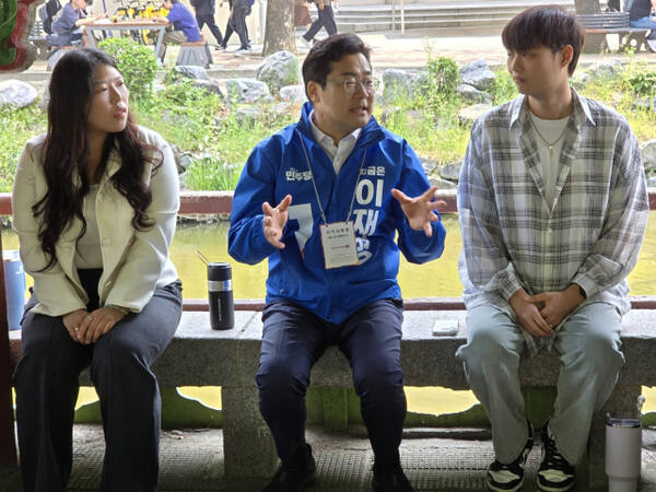 박찬대 상임총괄선거대책위원장이 29일 사전 투표를 마친 뒤 인하대에서 청년들과 간담회를 하고 있다. 이정엽기자