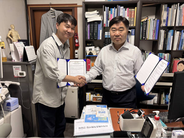 28일 포천시자살예방센터(센터장 김동현)와 경기도의사회 포천분회(회장 조유현)이 업무협약 후 기념촬영을 하고있다. 포천시자살예방센터.