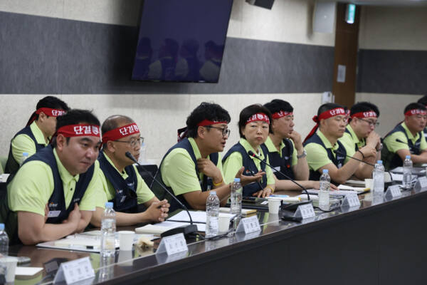29일 열린 2025년 임금협상 1차 교섭 상견례에서 안규백 전국금속노동조합 한국GM지부장이 직영서비스센터 매각 등에 대해 입장을 밝히고 있다. 한국GM지부 제공