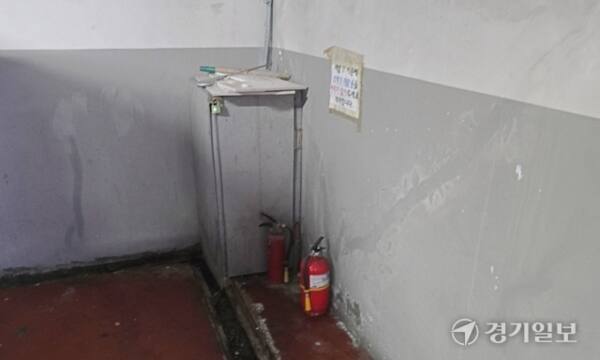 인천 서구 가정동의 한 아파트 지하주차장 민방위 대피소에 비상용품은 없이 소화기 2개만 구석에 놓여 있다. 경기일보DB