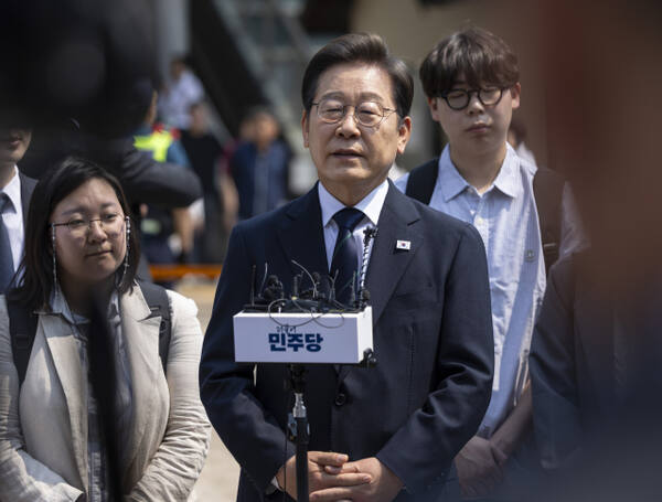 29일 더불어민주당 이재명 대선 후보가 서울 서대문구 신촌동 주민센터에서 투표를 마친 뒤 취재진과 인터뷰에서 질문에 답하고 있다. 연합뉴스