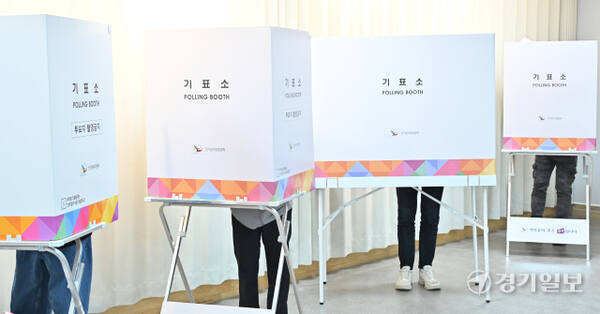 제21대 대통령선거 사전투표가 시작된 29일 오전 화성시 동탄1동 사전투표소에 유권자들이 투표를 진행하고 있다. 조주현기자