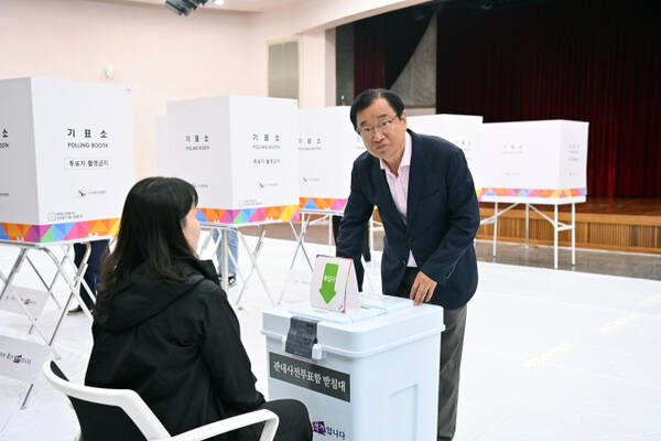 이현재 하남시장이 29일 신장2동에 마련된 제21대 대선 사전투표소에서 사전투표를 하고 있다. 하남시 제공
