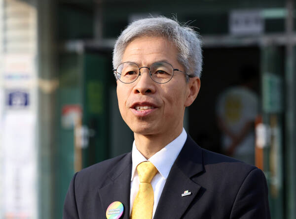 29일 민주노동당 권영국 후보가 전남 여수시 주암마을회관에 마련된 사전투표소에서 투표를 마치고 발언하고 있다. 연합뉴스