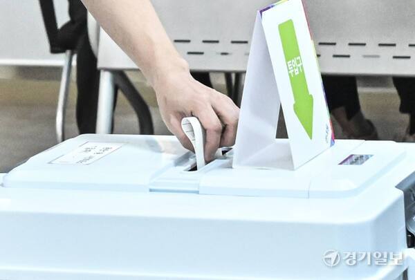제21대 대통령선거 사전투표가 시작된 29일 오전 화성시 동탄1동 사전투표소에 유권자들이 투표를 진행하고 있다. 경기일보DB