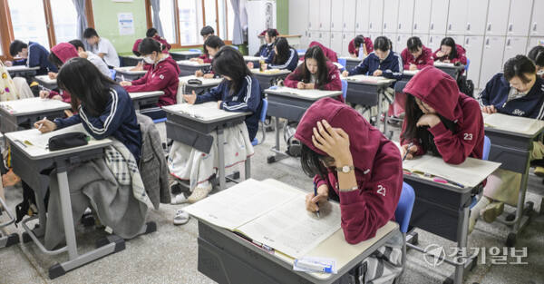 2025학년도 5월 고3 전국연합학력평가가 실시된 지난 5월8일 수원특례시 장안구 영생고등학교에서 3학년들이 신중히 문제를 풀고 있다. 경기일보DB