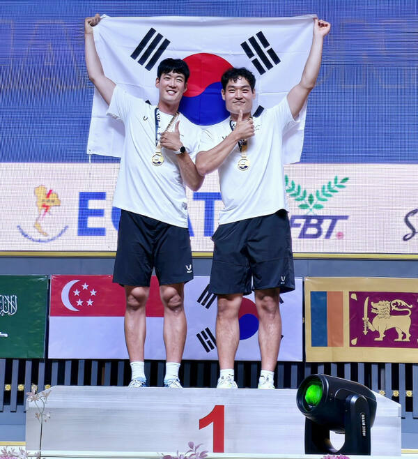 2025 아시아실내조정선수권대회에서 남자 오픈 페어 2천m서 금메달을 획득한 이상민(왼쪽)과 박지수.용인시청 제공
