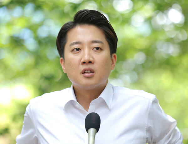개혁신당 이준석 대선 후보가 30일 서울 마포구 경의선숲길공원을 찾아 유세 전 취재진 질문에 답하고 있다. 연합뉴스