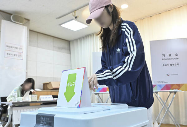 제21대 대통령선거 사전투표가 시작된 29일 오전 화성시 동탄1동 사전투표소에 유권자들이 사전투표를 진행하고 있다. 경기일보DB