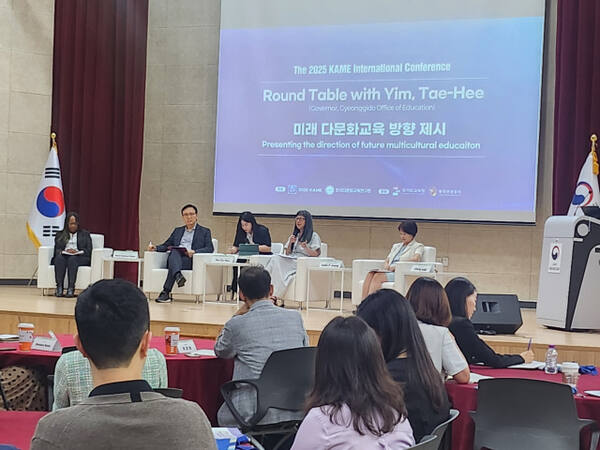 30일 성남 국리국제교원에서 진행된 '2025 다문화 국제학술대회’에서 임태희 경기도교육감과 독일 포츠담대 Linda p. Juang 교수, 캐나다 토론토대 Njcki Nathani Wane 교수, 경인교대 장인실 교수가 대담을 진행하고 있다. 박화선기자