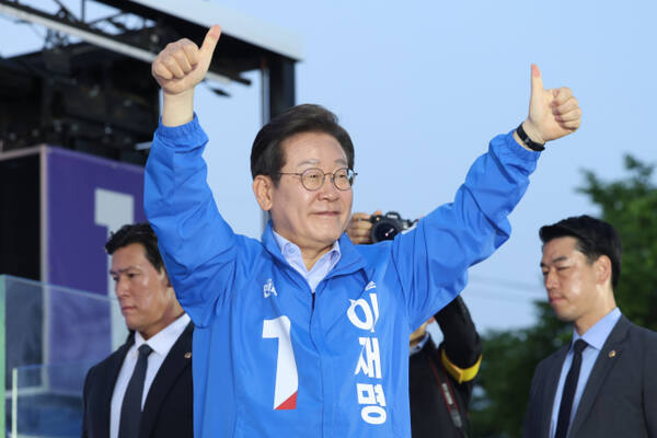 더불어민주당 이재명 대선 후보가 지난 30일 충북 충주시 충주체육관 시계탑광장에서 유세를 마친 뒤 시민들에게 인사하고 있다. 연합뉴스