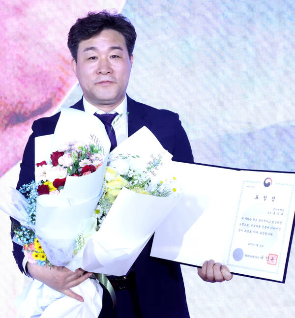‘제14회 씨름의 날’인 31일 민속 경기인 씨름 발전에 헌신한 공로로 문화체육관광부장관상을 수상한 ‘스타 제조기’ 홍성태 경기대 감독.경기대 제공