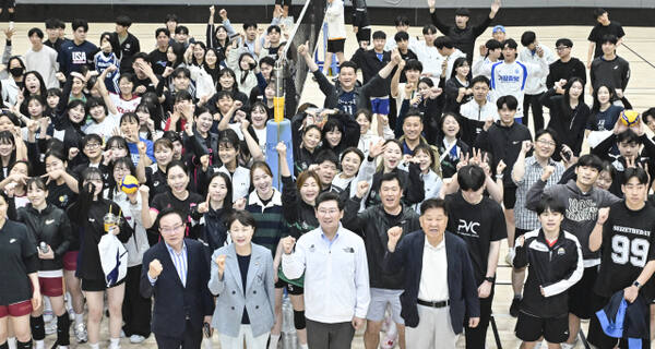 31일 오전 용인시 기흥구 강남대학교 체육관에서 열린 용인특례시 경기일보 남•여생활체육 배구대회 개회식에서 이상일 시장, 유진선 의장, 오광환 용인시체육회장, 신항철 경기일보 대표이사 회장을 비롯한 내빈과 선수 등 관계자들이 기념촬영을 하고 있다. 홍기웅기자