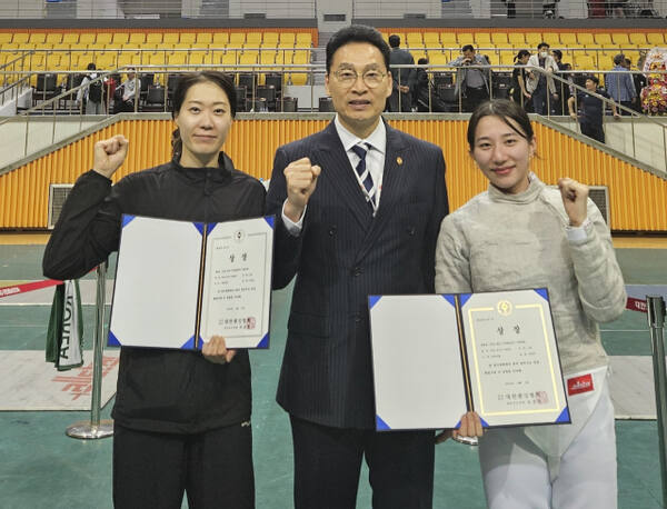 2025 펜싱 국가대표선발대회 여자 사브르서 우승한 김정미(오른쪽)와 3위를 차지한 서지연이 이현수 감독과 기념촬영을 하고 있다.안산시청 제공