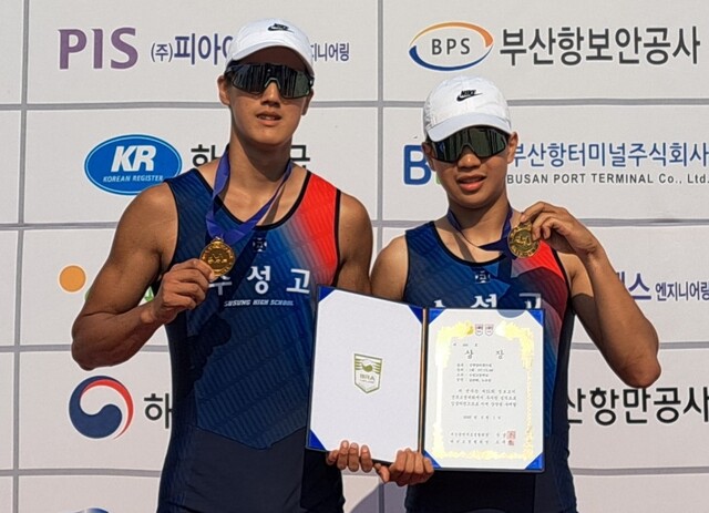 남고부 더블스컬서 우승한 김민태(왼쪽)와 노유원.수성고 제공