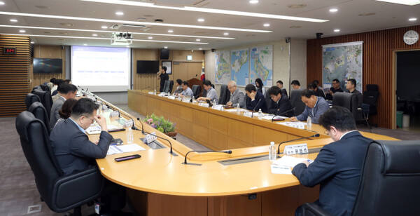 윤원석 경제청장 등이 ‘IFEZ 스마트도시서비스 2단계 구축사업’의 실시설계용역 중간보고회’에서 스마트토시 구현 방안을 살피고 있다. 인천경제청 제공