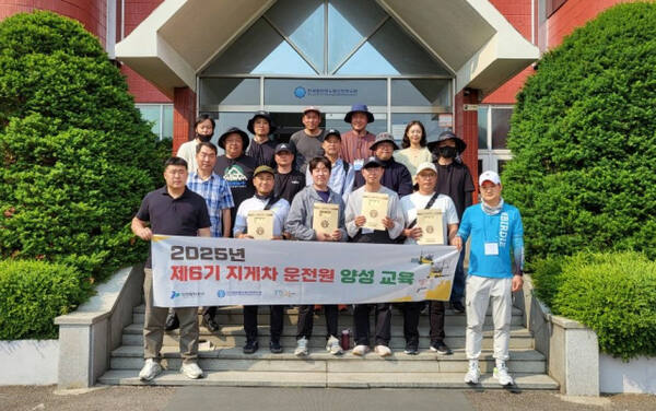 인천항만공사의 ‘제6기 중장년 지게차 양성과정’ 참여자들이 수료식을 마친 뒤 기념사진을 촬영하고 있다. IPA 제공
