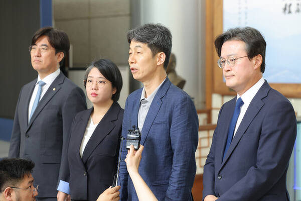 국회 행정안전위원회 소속 윤건영, 용혜인, 채현일, 김성회 의원이 1일 '리박스쿨'이라는 보수 성향 단체의 댓글 조작 의혹에 대한 경찰의 신속한 수사를 촉구하며 서울 서대문구 경찰청 방문을 마친 뒤 발언하고 있다. 연합뉴스