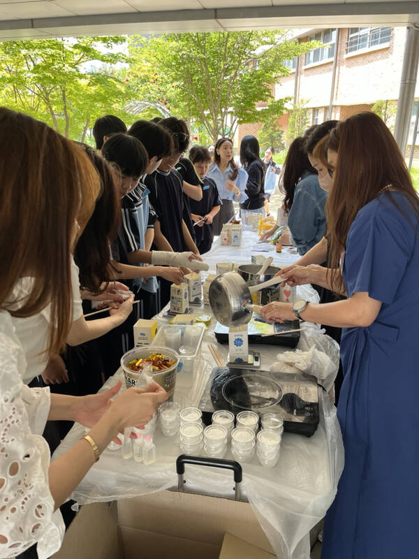 하늘빛중 전교생과 교직원, 학부모 등 모든 교육공동체가 참여한 가운데 ‘지구촌 교육 소외지역 나눔활동’을 펼치며 유네스코 정신 실천했다. 김포교육지원청 제공