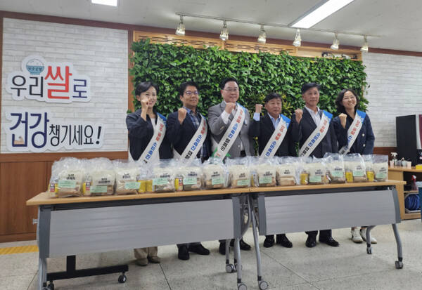 노현수 농협 양주시지부장(왼쪽 두번째), 강수현 양주시장, 윤창철 의장, 정설화 은현농협 조합장 등이 쌀소비 촉진 캠페인을 하며 파이팅을 외치고 있다. 농협 양주시지부 제공