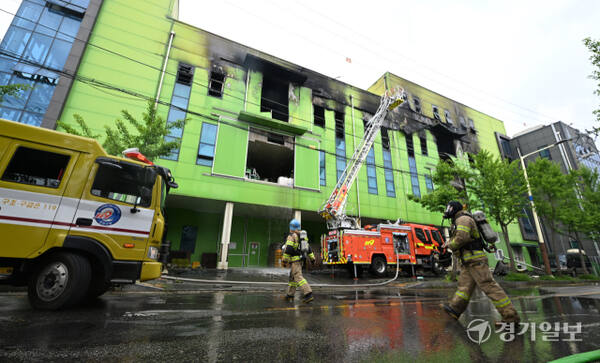 2일 화재가 발생한 인천 서구의 한 금속제품 제조공장에서 소방관들이 화재 진화를 하고 있다.조병석기자