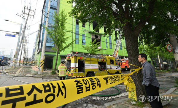 2일 화재가 발생한 인천 서구의 한 금속제품 제조공장에서 소방관들이 화재 진화를 하고 있다.조병석기자