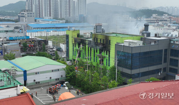 2일 화재가 발생한 인천 서구의 한 금속제품 제조공장에서 소방관들이 화재 진화를 하고 있다.조병석기자