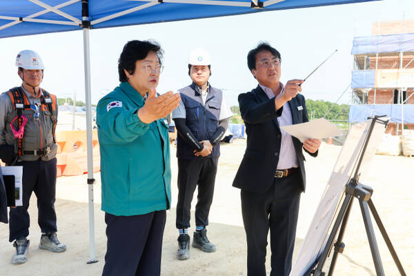 김경희 이천시장이 사회간접자본(SOC) 사업현장을 방문해 점검하고 있다. 이천시 제공