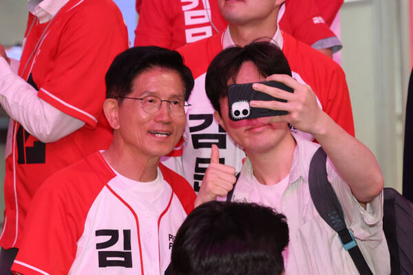 국민의힘 김문수 대선 후보가 2일 서울 마포구 홍익대학교 일대에서 시민들에게 인사를 나누며 기념촬영을 하고 있다. 연합뉴스
