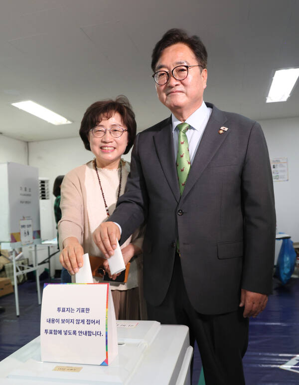 우원식 국회의장과 부인 신경혜씨가 3일 하계1동제4투표소를 찾아 제21대 대통령선거 투표에 참여하고 있다. 의장실 제공