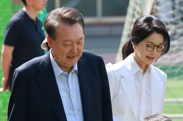 [속보] 윤석열 전 대통령 부부, 사저 인근서 투표