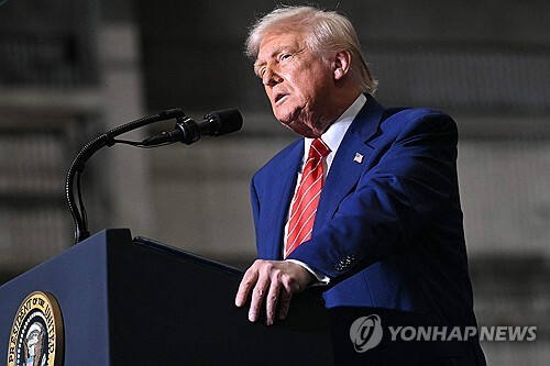 US스틸 공장에서 연설하는 도널드 트럼프 미국 대통령. 연합뉴스