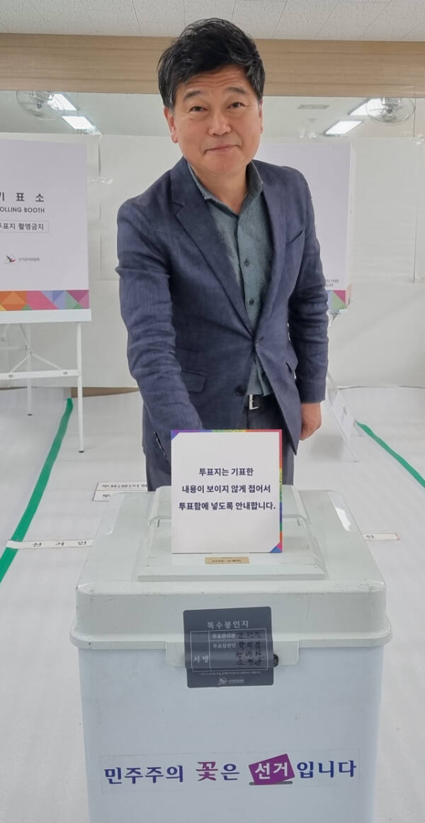 제21대 대통령 선거일인 3일 박종효 남동구청장이 제21대 대통령선거 본투표에 참여하고 있다. 정성식 기자