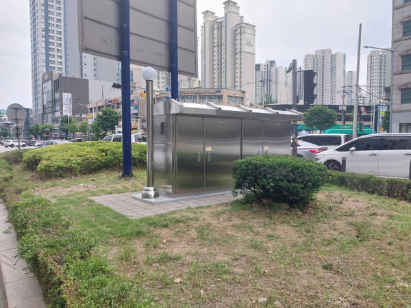 안양시 동안구 비산지하차도에 위치한 전기시설(수배전반)이 지상으로 옮겨졌다. 안양시 제공