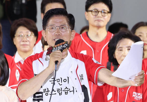 국민의힘 김문수 대선 후보가 2일 서울시청 앞 서울광장에서 열린 피날레 유세에서 지지를 호소하고 있다. 연합뉴스