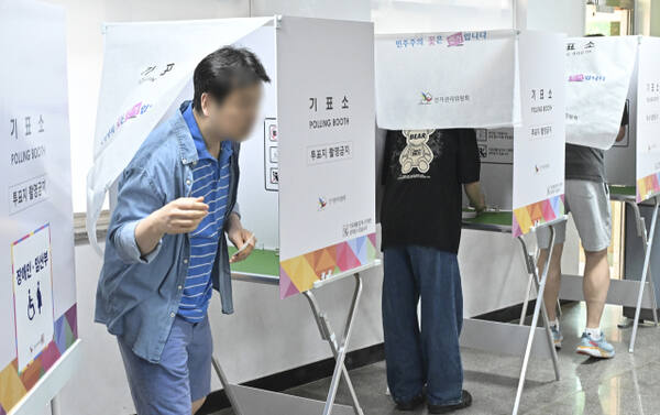 제21대 대통령 선거 본투표가 시작된 3일 오전 화성특례시 금곡초등학교 동탄1동 4투표소에서 유권자들이 투표를 진행하고 있다. 홍기웅기자