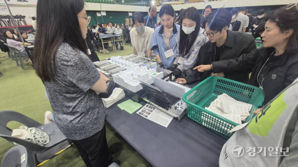 제21대 대통령선거 성남시분당구선거관리위원회 개표소가 설치된 성남종합운동장 실내체육관에 설치된 분류기가 고장나 담당 직원이 확인하고 있다. 박용규기자
