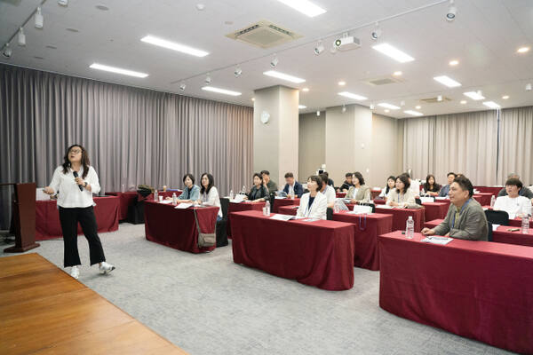 유진선 용인특레시의회 의장과 의원들이 전북 전주에서 열린 용인특례시의회 제1차 정례회 대비 의정연수에서 특강을 듣고 있다. 용인특례시의회 제공