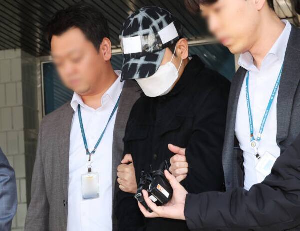 마약 투약 혐의로 수사를 받다가 숨진 배우 이선균(48) 씨의 수사 정보를 유출한 의혹을 받아 공무상 비밀누설 및 개인정보보호법 위반 혐의로 구속영장이 청구된 인천경찰청 소속 경찰관 A씨가 구속 전 피의자 심문(영장실질심사)에 출석하기 위해 지난 2024년 오후 경기도 수원시 영통구 수원남부경찰서 유치장에서 나오고 있다. 연합뉴스